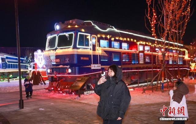 吉林大安：冰雪机车景观引游人