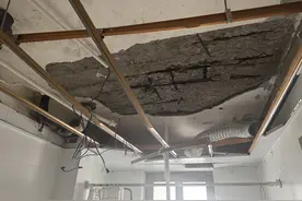 天花板水泥块脱落钢筋裸露，开发商却早被吊销执照，谁来担责？图片