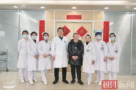 立春踏雪送“福”！老患者时隔一年到病房为医护赠字图片