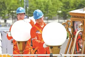 天安门广场及长安街华灯“体检”图片