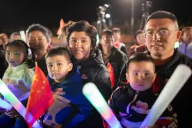 体育老师转行“新农人” “ 种米姑娘”的丰收日图片