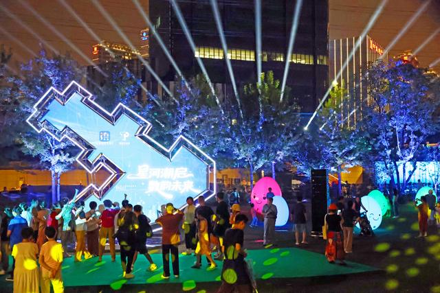 光影炫亮，移步换景：普陀海纳公园人潮涌动