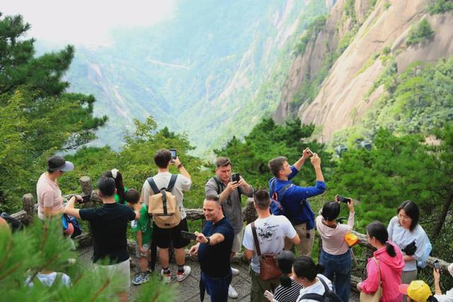 一景一韵，山水画卷——匈牙利主流媒体代表团走进黄山
