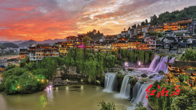 芙蓉镇，凭什么全球出圈？