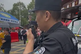 长沙考生忘带准考证，特警铁骑火速出动，战友秒变“碎嘴”用对讲机反复叮嘱：安全第一图片