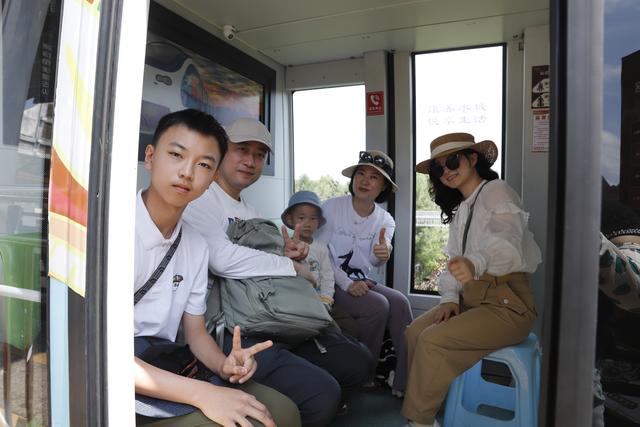 海坪火把季热度攀升，野玉海观光小火车成“移动风景线”