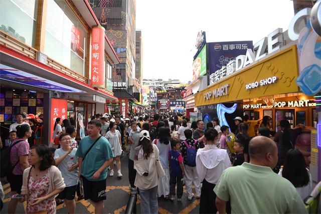 贵阳：青云路步行街人气旺