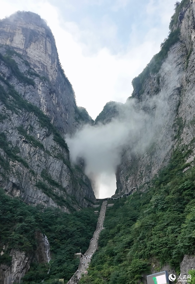 湖南张家界：天门吐雾 峰林叠翠