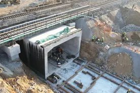 泰安市纵四路下穿京沪铁路立交桥工程框架桥顶进完成图片