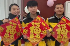 30秒｜外卖小哥、网约车司机……一起吃团年饭啦图片