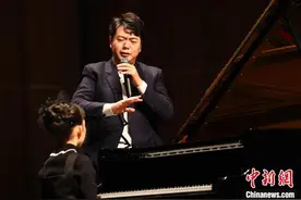 郎朗亮相江西南昌 现场指导琴童弹奏钢琴图片