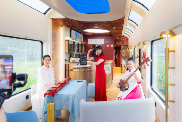 邯郸开行全景观光列车！