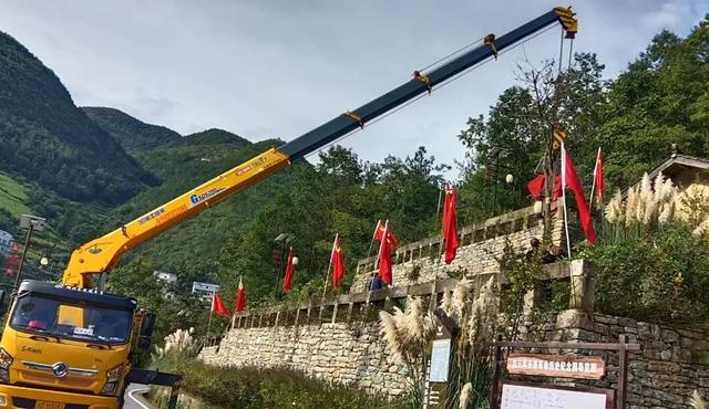 氛围感拉满！红三军纪念园迎国庆，红绿相映超亮眼