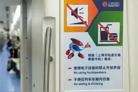 男子在地铁车厢内吃饭，还将骨头吐一地，地铁这样说图片