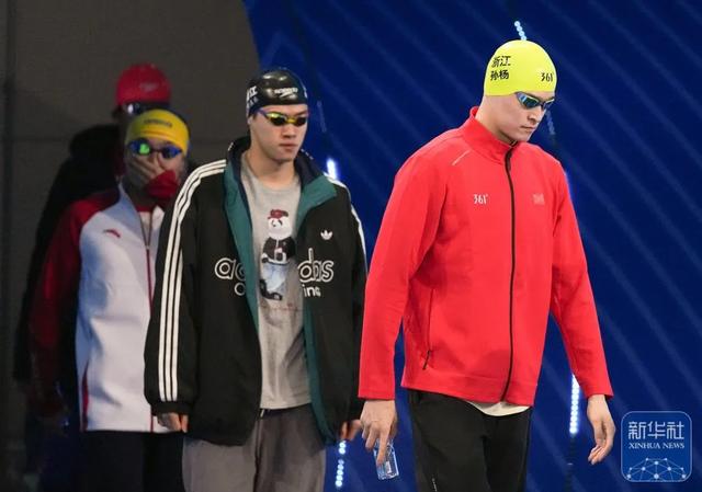 全运会男子400米自由泳：张展硕夺冠，潘展乐第5，孙杨第6；此前孙杨哽咽说坚持很值得，还想站上领奖台