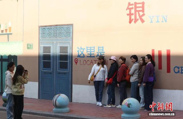 创意墙绘点亮银川老街 成城市文旅新名片