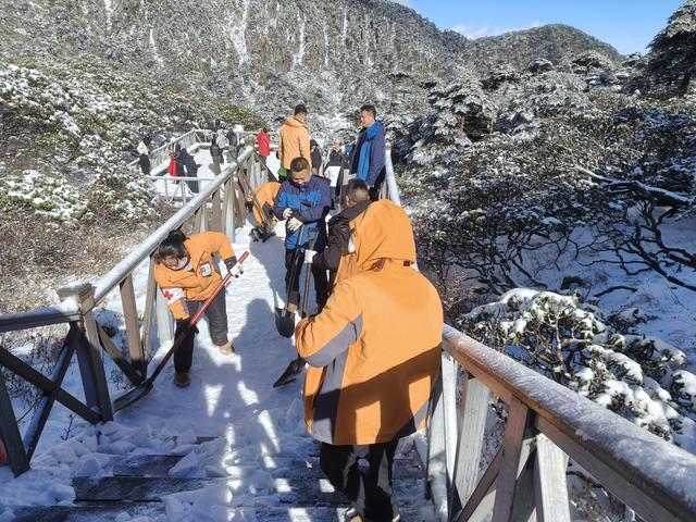 大理苍山：冬日首场降雪引客来