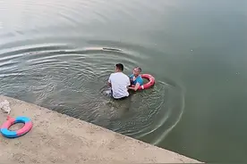 咸宁七旬退伍老兵游数十米营救溺水婆婆，靠岸后力竭，民警及时将两人救上岸图片