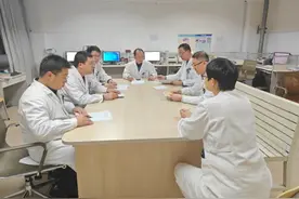 十年“疝气”之困终化解，平度市人民医院成功完成微创腹股沟疝修补术图片