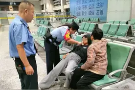 旅客在候车室疑因低血糖突然晕倒，怀铁民警紧急施救图片