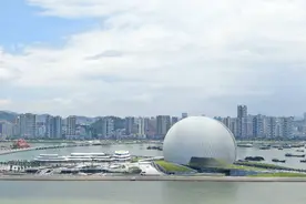 “背着同学去上课”虽暖心，但校园无障碍设施的缺失要重视图片