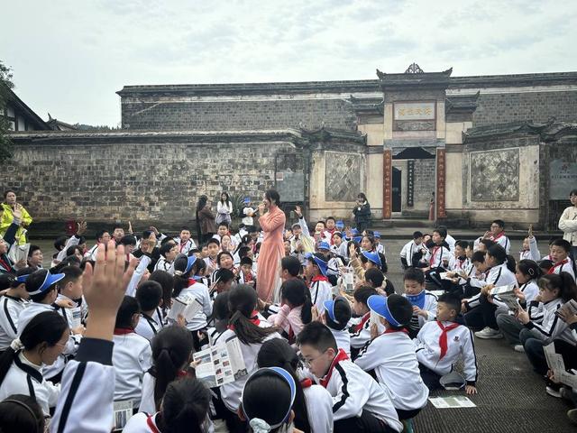 湖北十堰姑娘扎根四川平昌 变身为白衣古镇的“文化代言人”