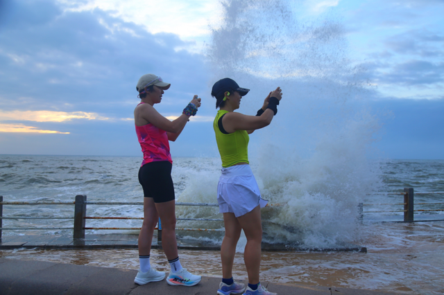 场面壮观！今早，日照海边掀起大浪！