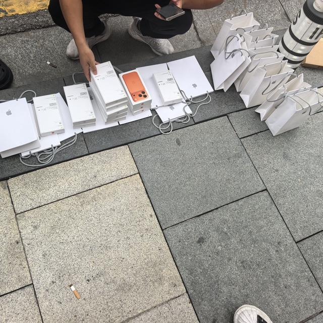 iPhone17开售！记者直击长沙门店，七点就有人排队，黄牛愿加价四五百回收