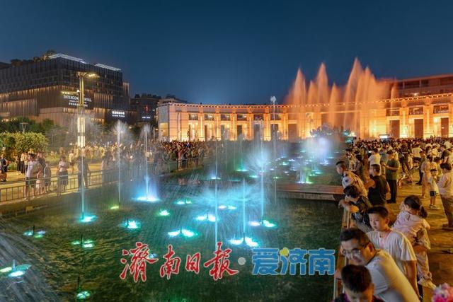 一年四季 泉在济南丨泉城广场喷泉点亮璀璨夏夜，市民夜游享清凉
