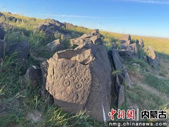 探访锡林郭勒草原深处的阿巴嘎岩画群