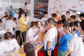 义诊+宣教，高凉墟里来了中大光华口腔名医图片