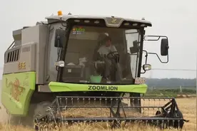 “00后”女农机手上线，年轻人争当新农人，真中！图片