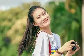 深大录取通知书还是时尚小背包图片