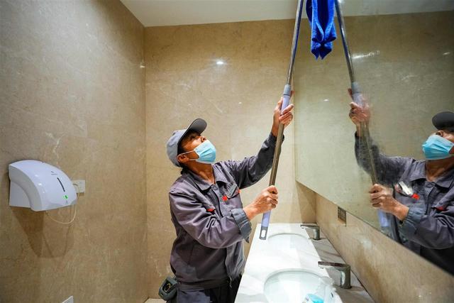 东湖南路上演初冬的浪漫：满径梧桐黄，一路保洁忙