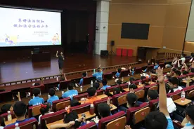 系好法治纽扣 做知法守法好少年——青岛中院开展第二期第三次“少年先锋并肩行 携手普法1＋N”主题活动图片