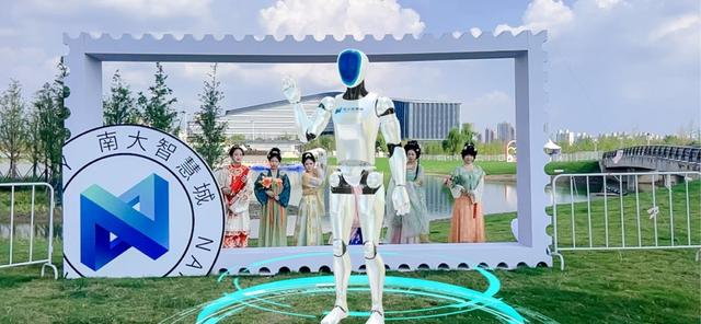 机器人“陪跑”、露天音乐节，南大智慧城何以打造 “科创艺场”