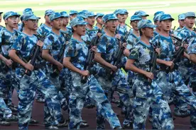 全体都有！扛枪！打靶！这届新生军训太硬核了！ | 聚焦2023开学季图片