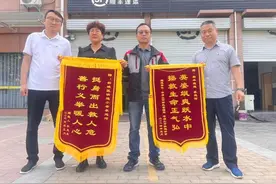 赞！小女孩白龟湖落水，快递小哥毫不犹豫跳水救人图片