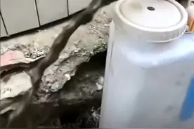 益阳沅江有居民反映自来水为黑色，镇政府：系管道破裂，已在抢修图片