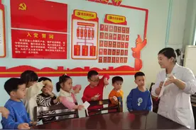 湖北黄冈英山县直机关幼儿园为宝宝作视力筛查检测图片