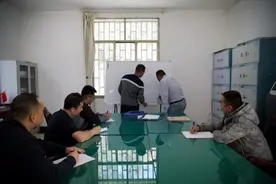他卧底贩毒集团两个月，只给自己一支烟的打盹时间图片