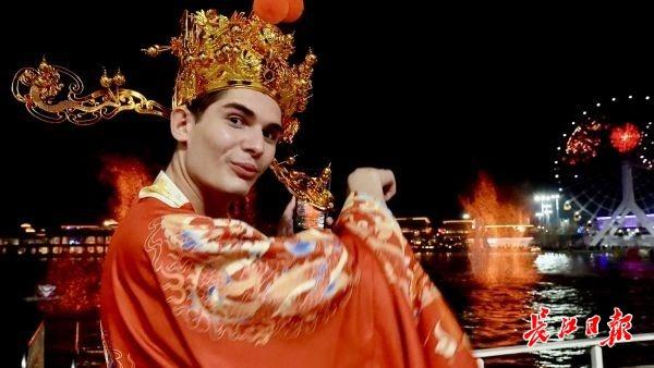 俄罗斯帅哥在甘露山文创城当“NPC”体验中国年