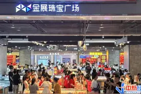 金价高位震荡下的水贝：金条火到“断货”，游客拉行李箱买货图片