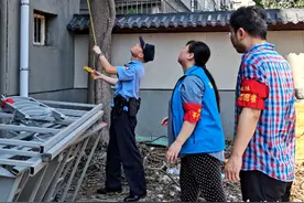 “扫楼”行动排隐患 织密社区“安全⽹”图片