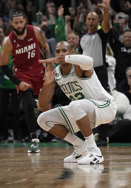 奥特曼对发大招！美媒恶搞巴特勒与霍福德在训练时的情景