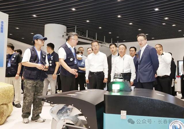 吉林省仿生机器人创新中心应用示范基地揭牌 全国首家“仿生机器人MALL”在长春新区启幕