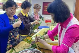 包粽子、钓香囊、DIY龙舟挂饰……天目西路街道的端午节仪式感满满！图片