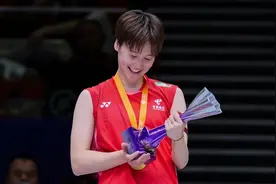 羽毛球亚锦赛：陈雨菲女单夺冠 国羽双金收官图片