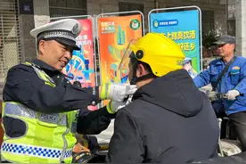 冬天道路早晚易结冰，武汉交警提醒：骑电动车一定要戴头盔图片