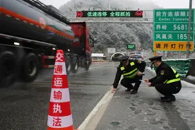G42沪蓉高速宜巴夷陵段迎强降雪，湖北路警企联动保畅图片
